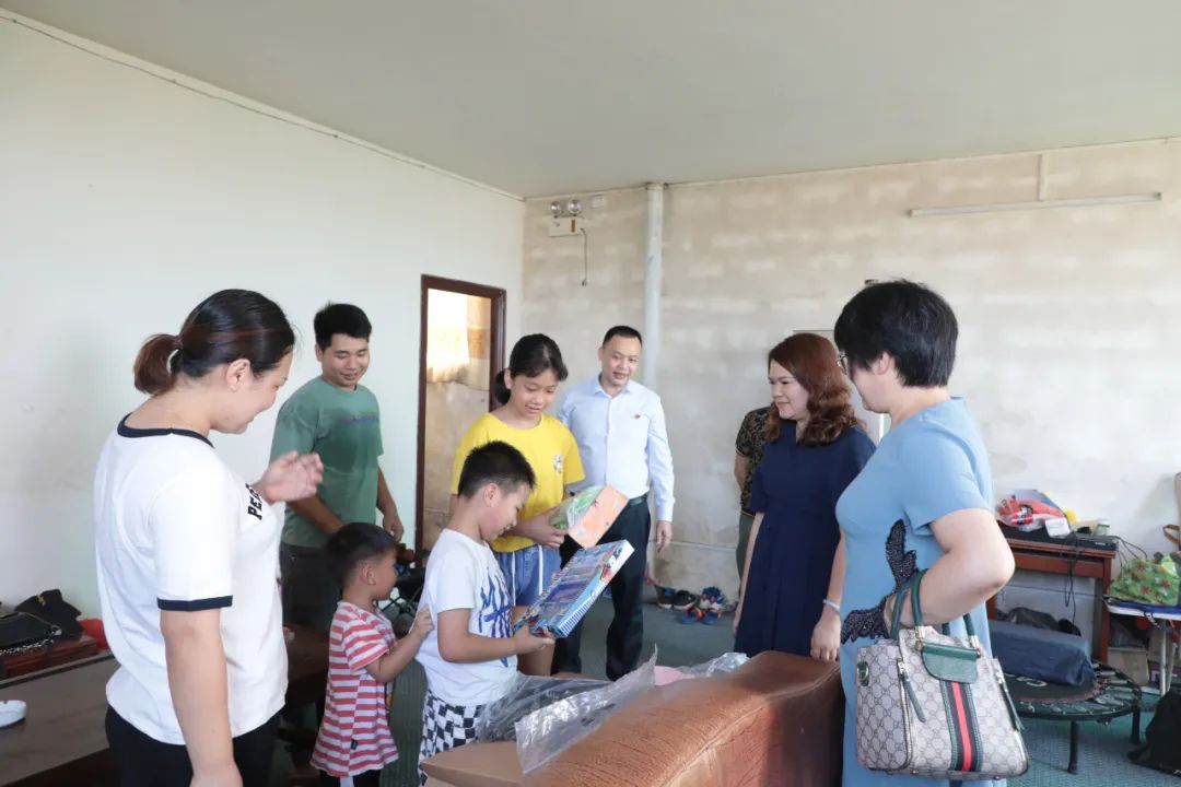 呵护童心 情暖六一 | 自贸开投集团妇联及工会开展“六一”儿童节走访慰问活动 呵护童心 情暖六一 | 自贸开投集团妇联及工会开展“六一”儿童节走访慰问活动
