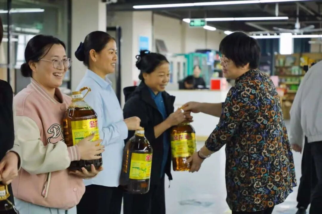 自贸开投集团员工生日会 | 温情相伴 共庆生辰