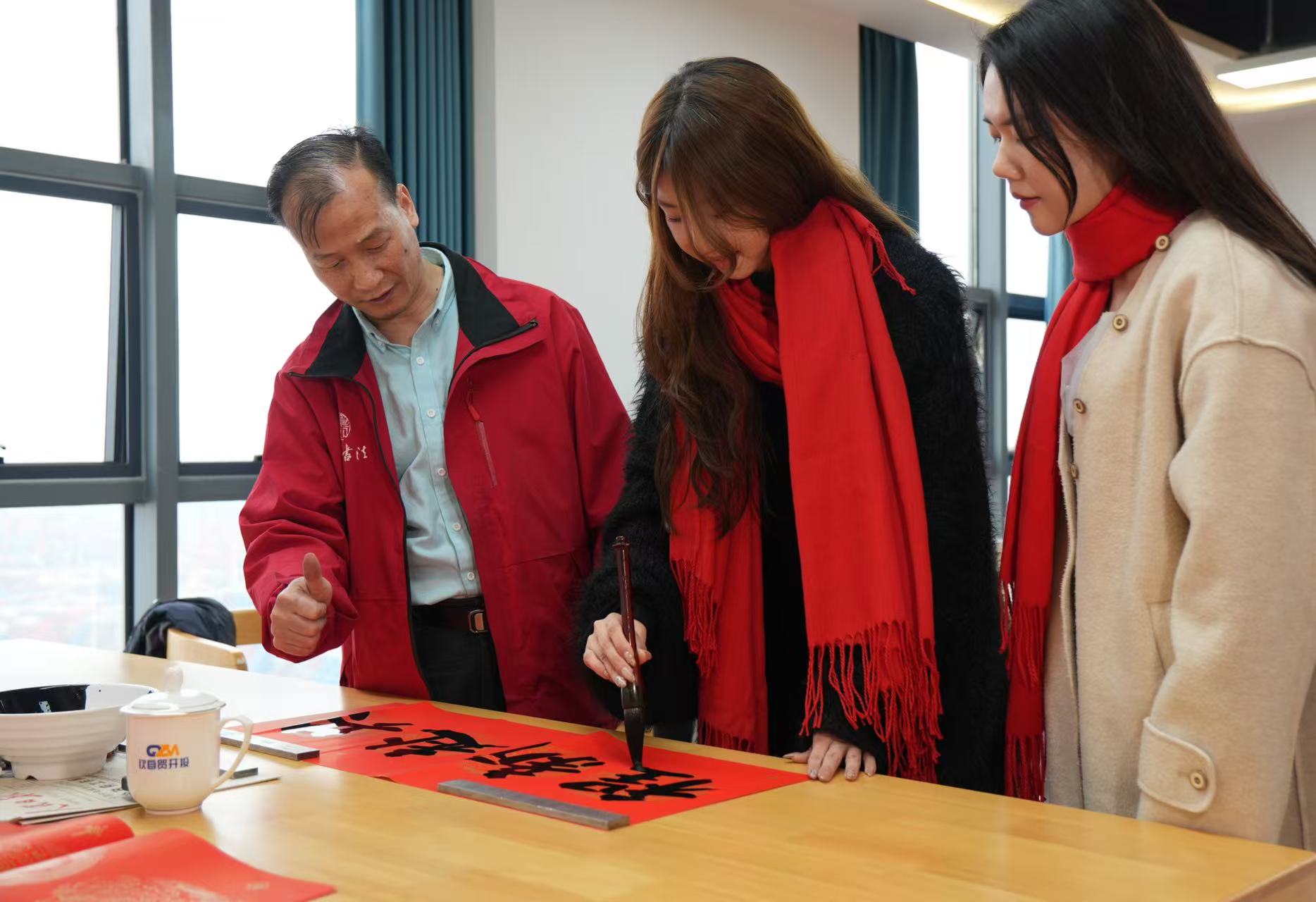 挥毫送福,骏马迎春 |自贸开投集团开展迎春文化传承活动 挥毫送福,骏马迎春 |自贸开投集团开展迎春文化传承活动