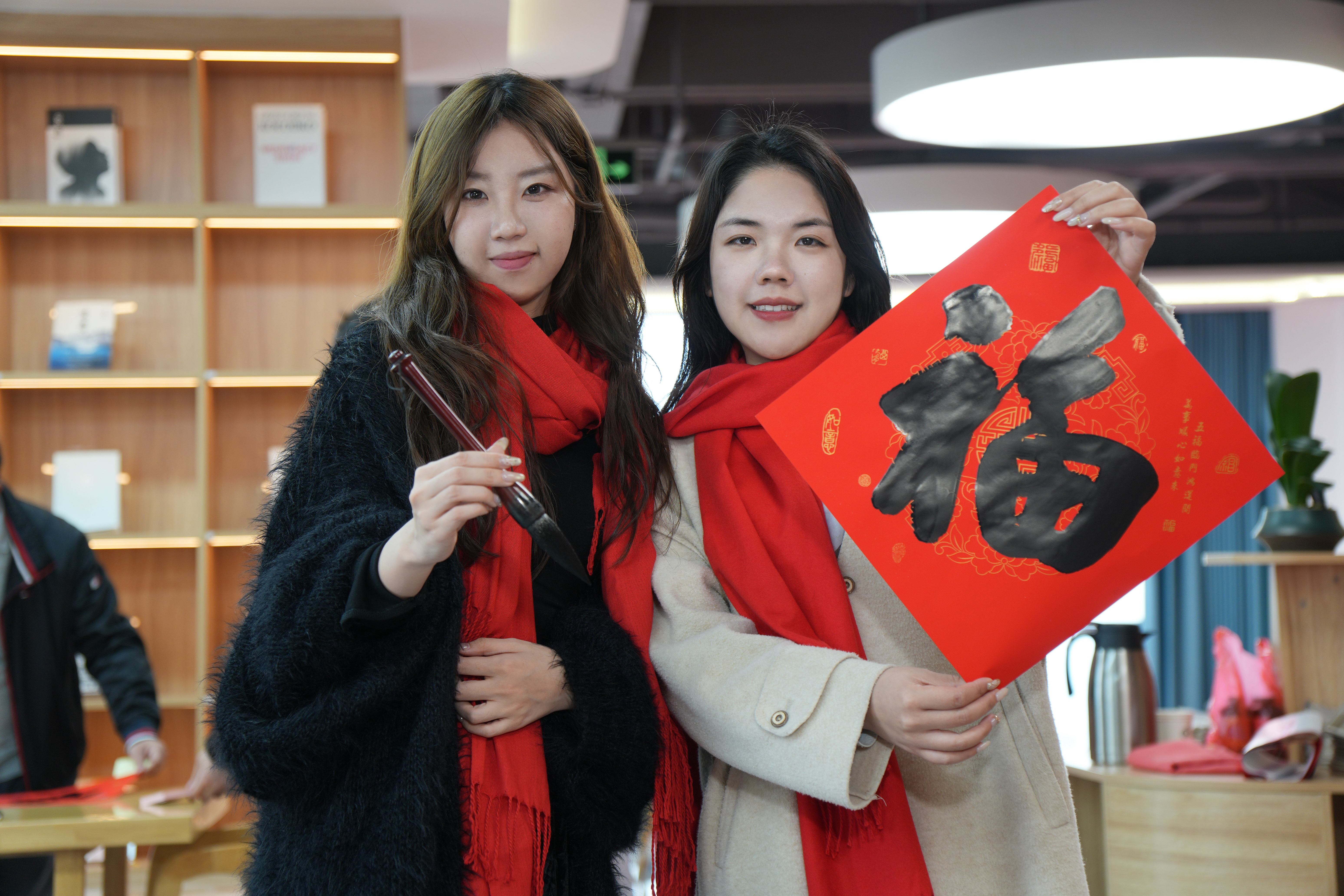 挥毫送福,骏马迎春 |自贸开投集团开展迎春文化传承活动 挥毫送福,骏马迎春 |自贸开投集团开展迎春文化传承活动