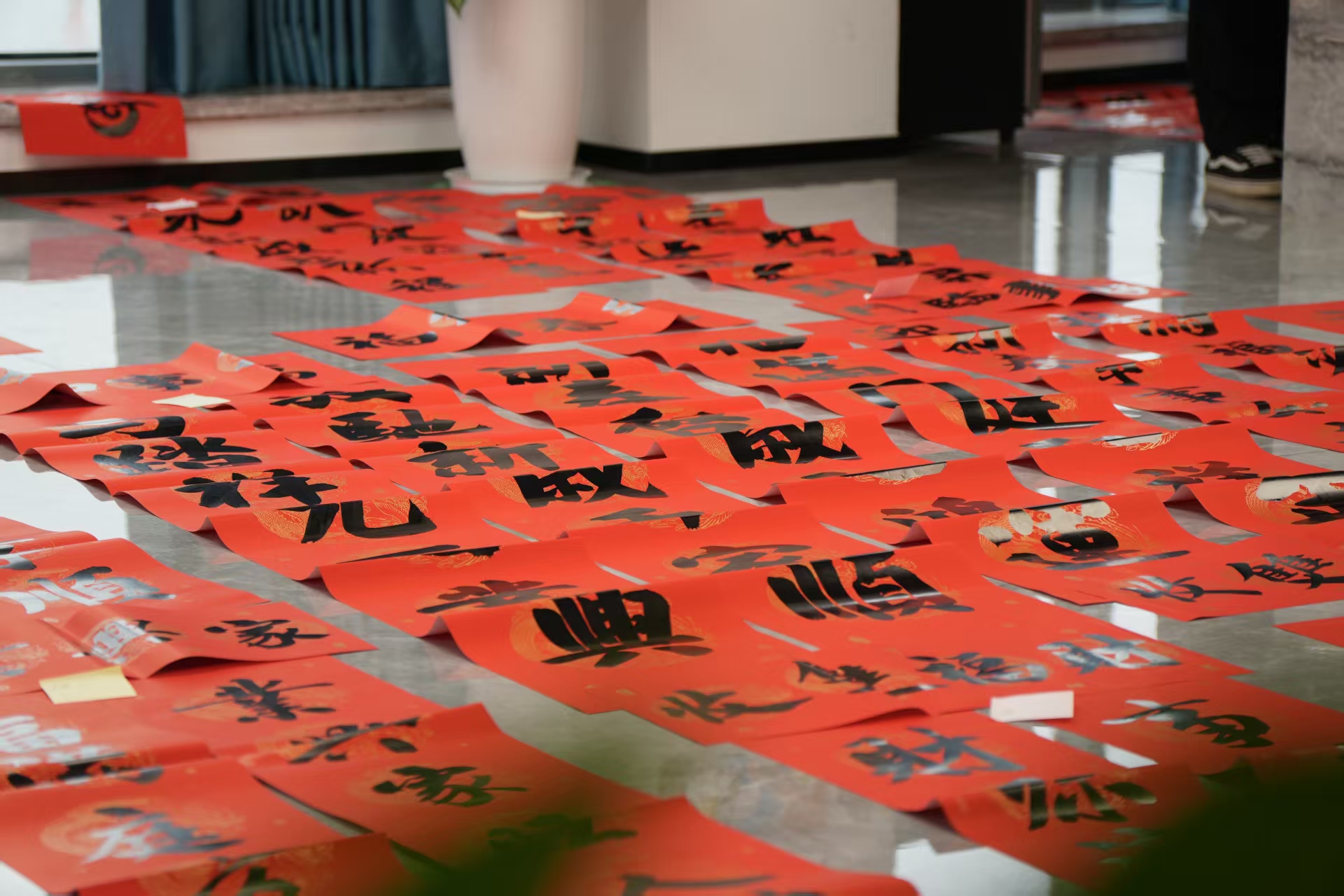 挥毫送福,骏马迎春 |自贸开投集团开展迎春文化传承活动 挥毫送福,骏马迎春 |自贸开投集团开展迎春文化传承活动