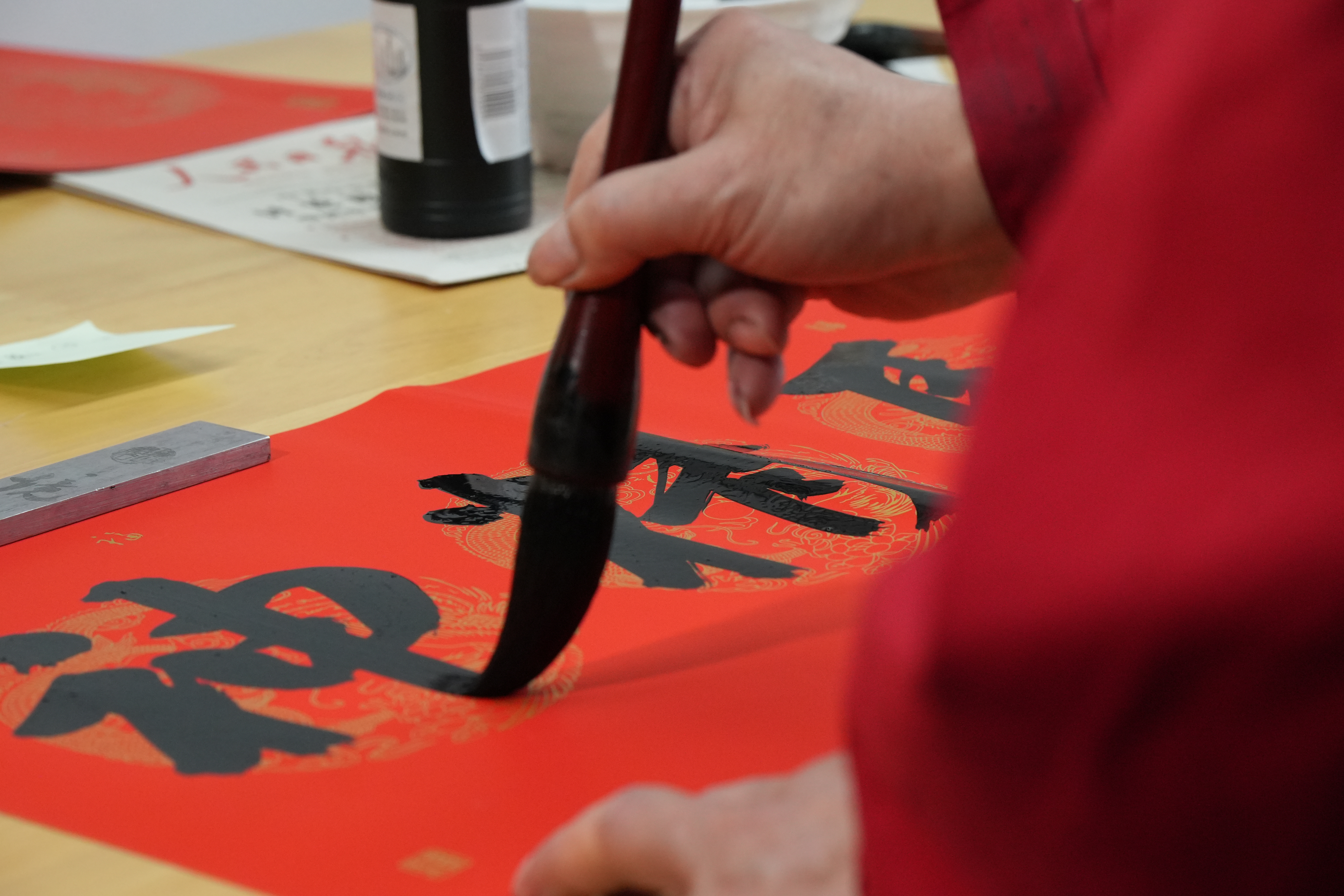 挥毫送福,骏马迎春 |自贸开投集团开展迎春文化传承活动 挥毫送福,骏马迎春 |自贸开投集团开展迎春文化传承活动