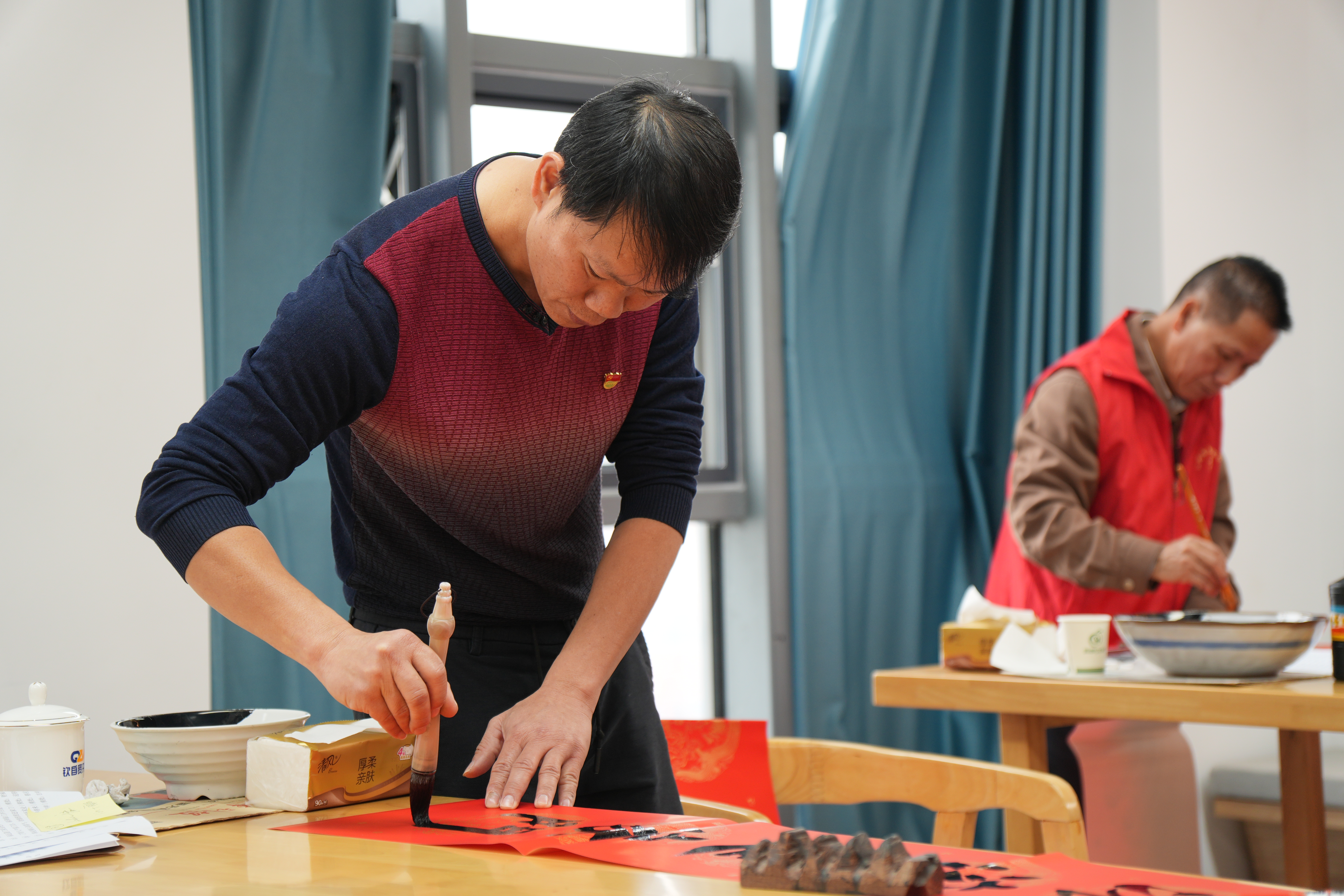 挥毫送福,骏马迎春 |自贸开投集团开展迎春文化传承活动 挥毫送福,骏马迎春 |自贸开投集团开展迎春文化传承活动