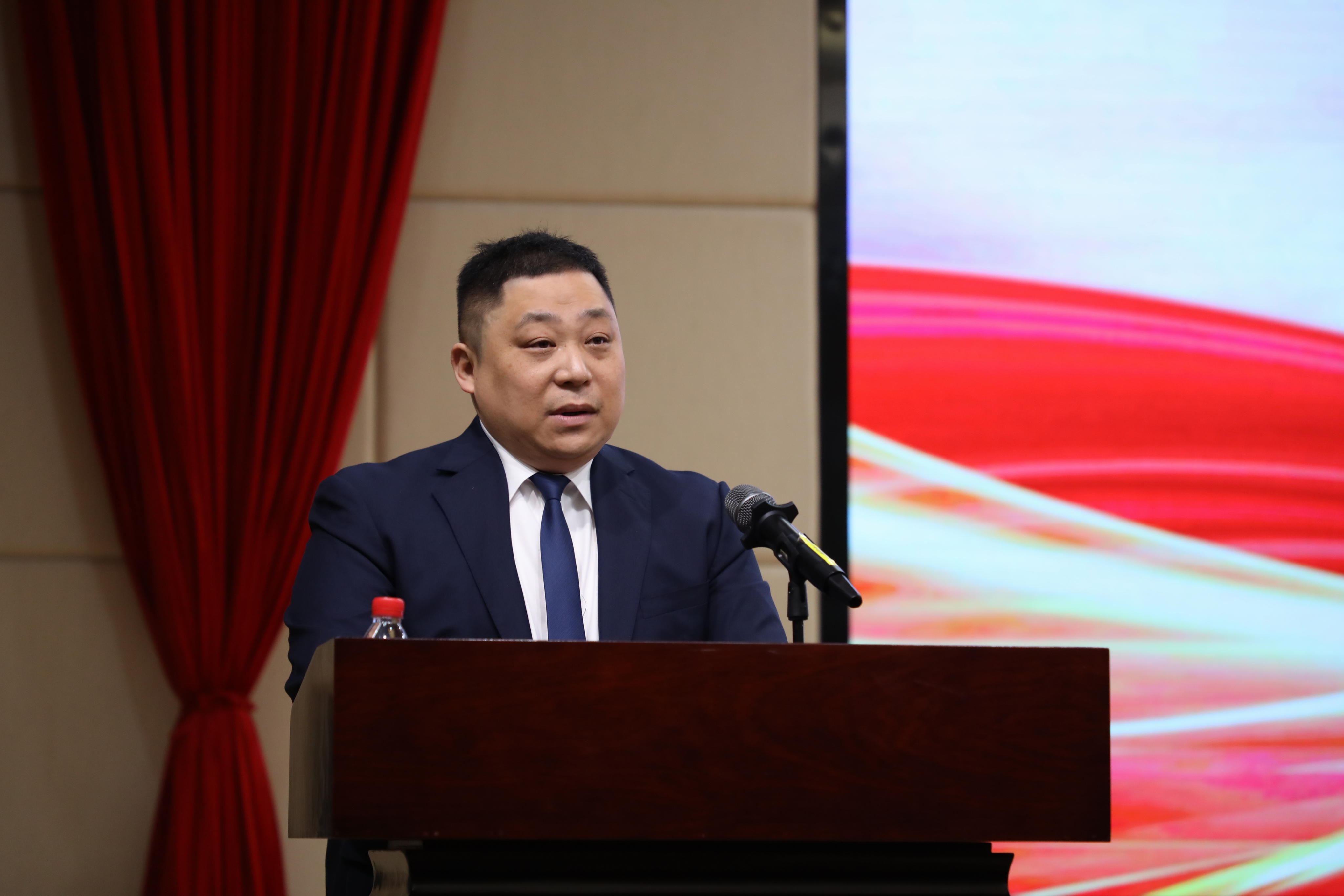 锚定目标勇攻坚 实干笃行启新程 | 自贸开投集团召开2026年度工作会议暨2025年度总结表彰大会