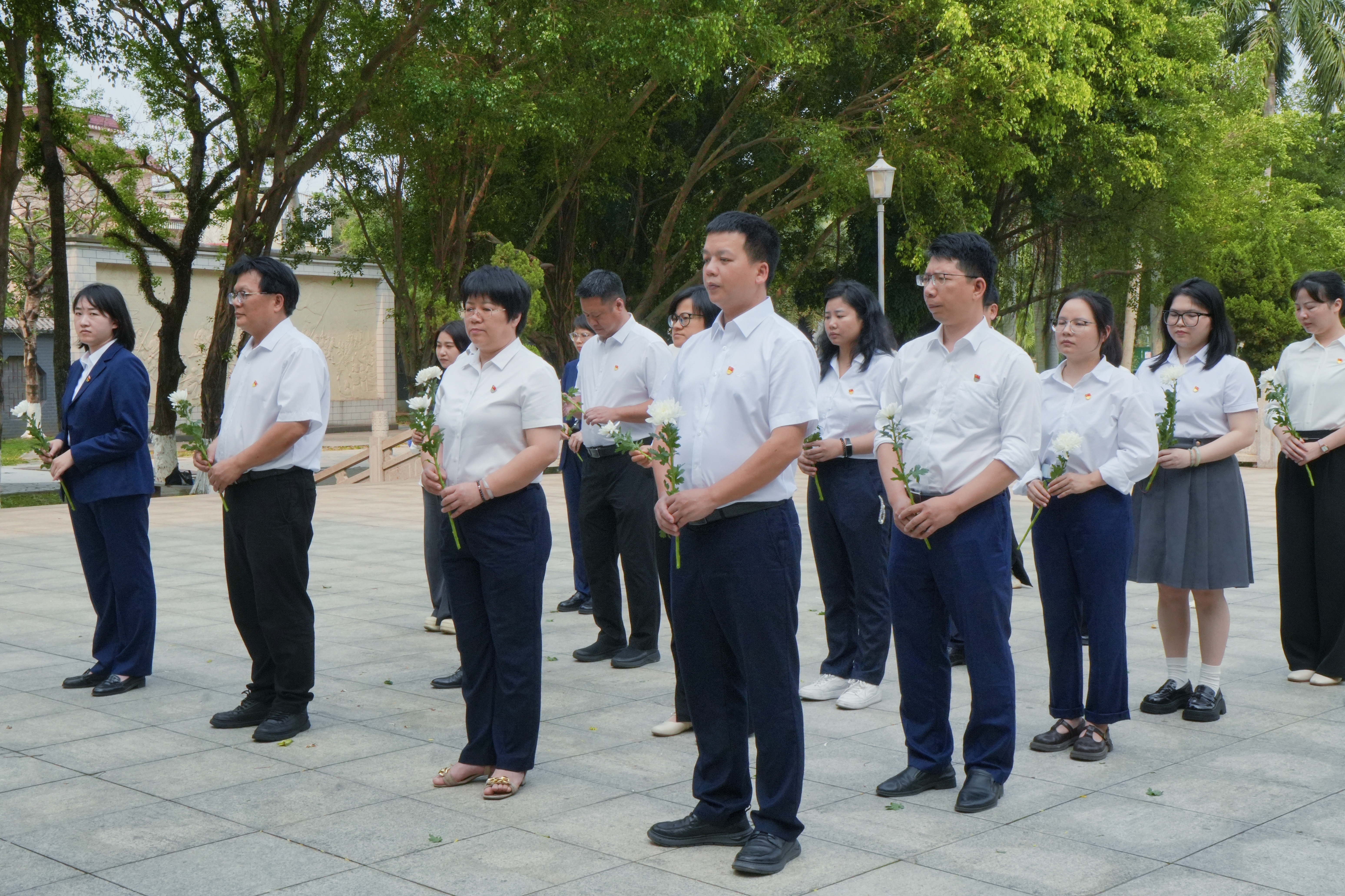 自贸开投集团党委联合中马产业园区工业和高新技术局党支部开展缅怀先烈主题党日活动 自贸开投集团党委联合中马产业园区工业和高新技术局党支部开展缅怀先烈主题党日活动