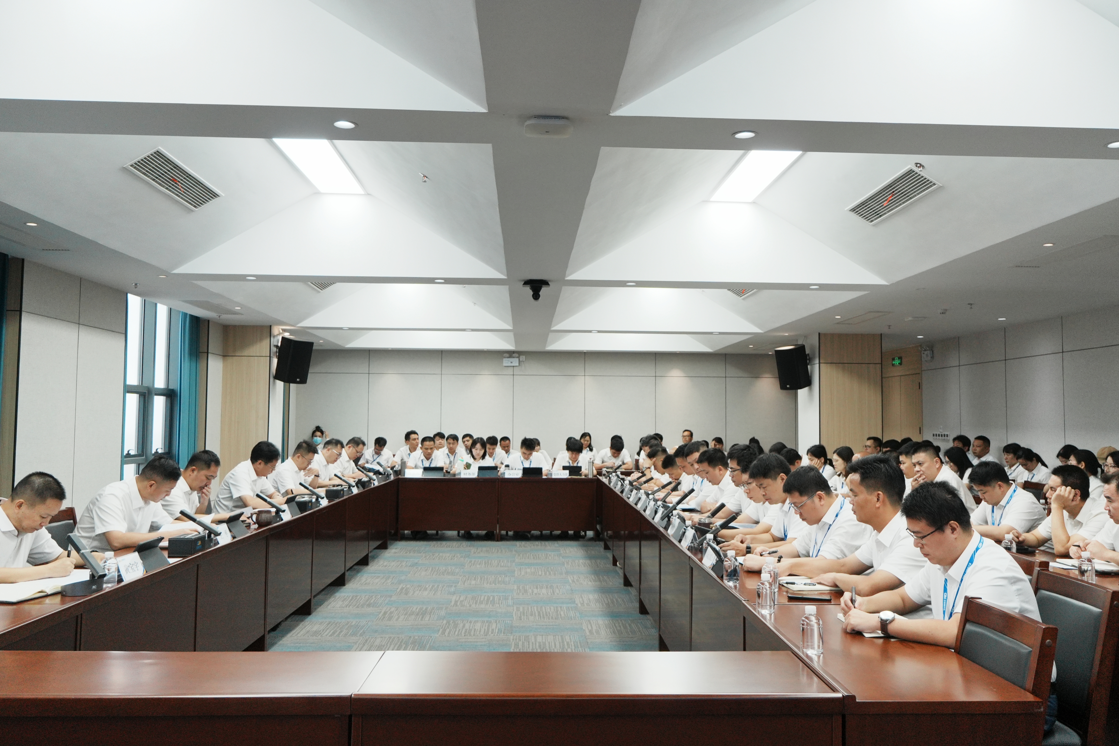 聚焦转型突破 重构发展动能 | 自贸开投集团召开2026年度年中经营分析会 聚焦转型突破 重构发展动能 | 自贸开投集团召开2026年度年中经营分析会